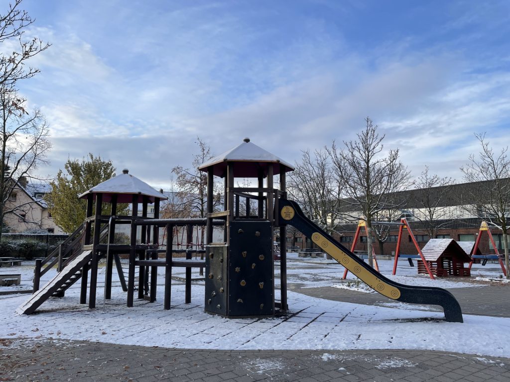 Schulhof im Winter
